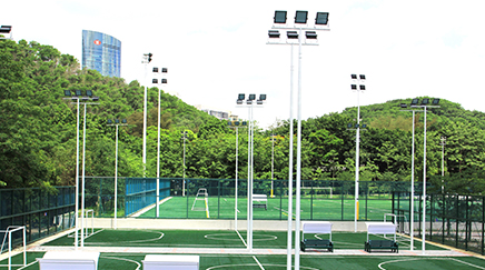 ¿Cuáles son los requisitos para la iluminación del estadio?